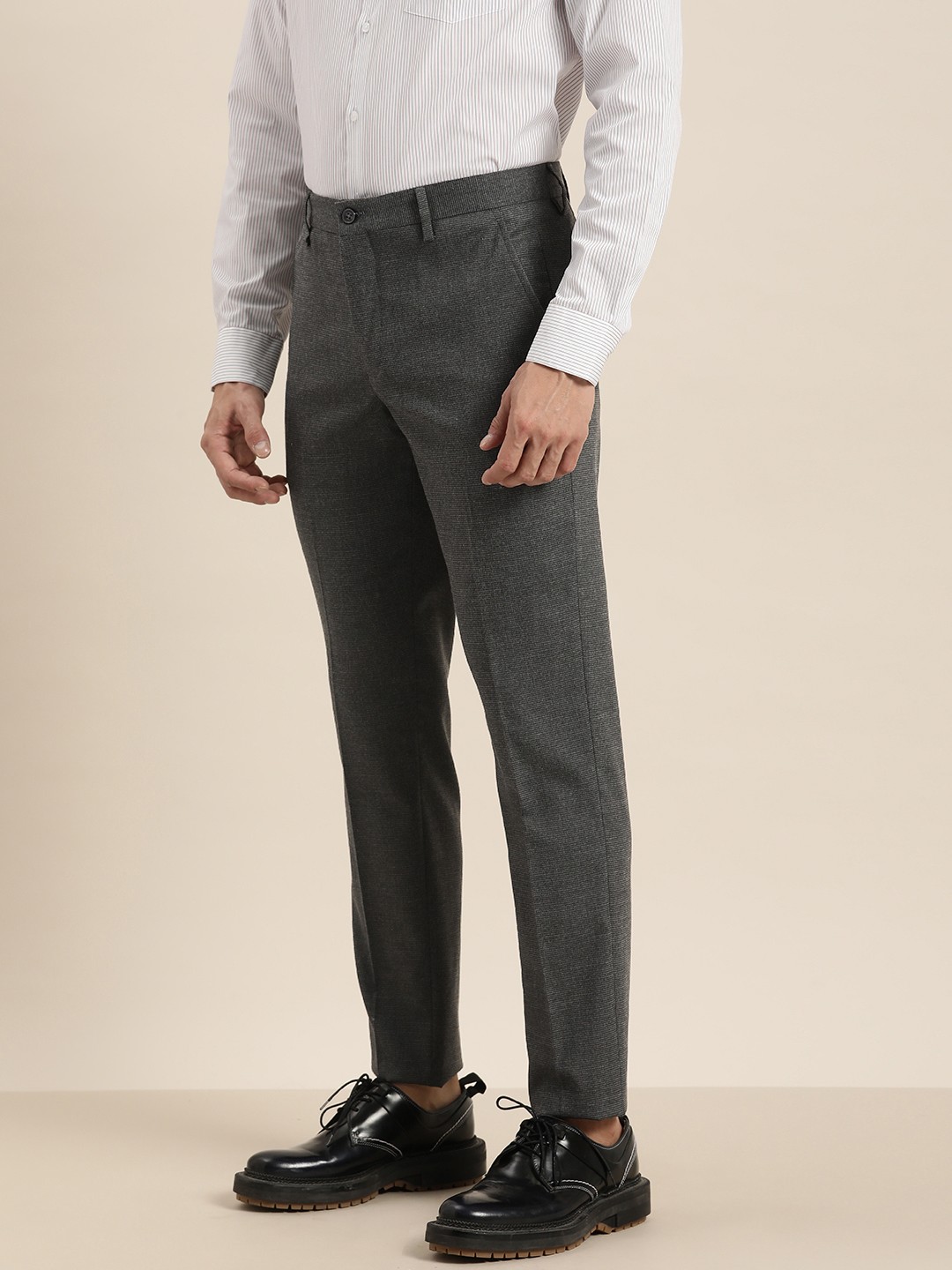 

INVICTUS Men Grey Textured Slim Fit Trousers