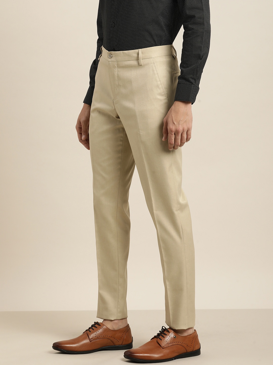 

INVICTUS Men Beige Solid Slim Fit Trousers