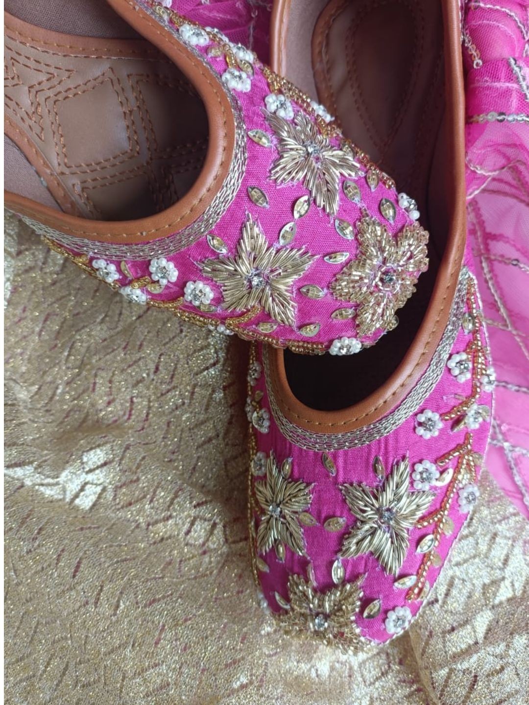 

DESI COLOUR Women Pink Ethnic Mojaris with Embroidered Flats