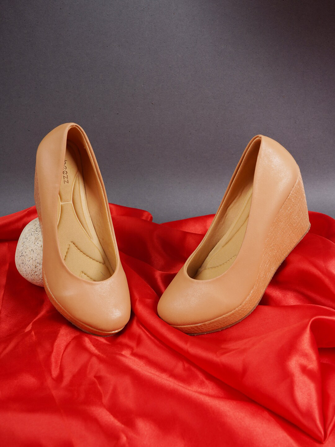 

Rubeezz Beige Textured Wedge Pumps
