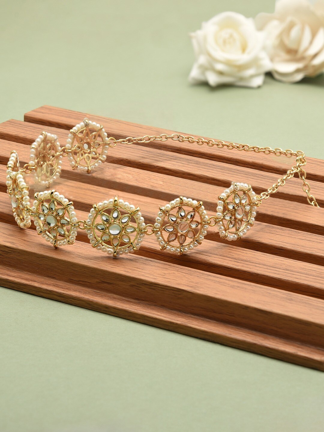 

Zaveri Pearls Women Gold-Toned & White Kundan & Pearls Studded Ethnic Head Chain