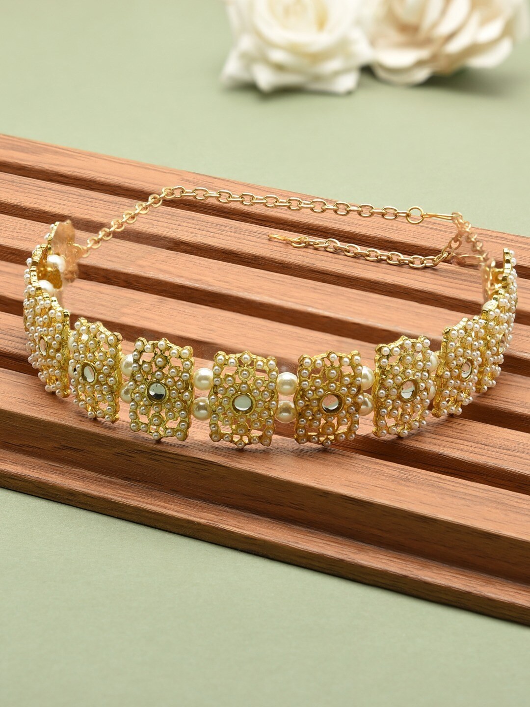 

Zaveri Pearls Women Gold-Toned & White Kundan & Pearls Studded Ethnic Head Chain