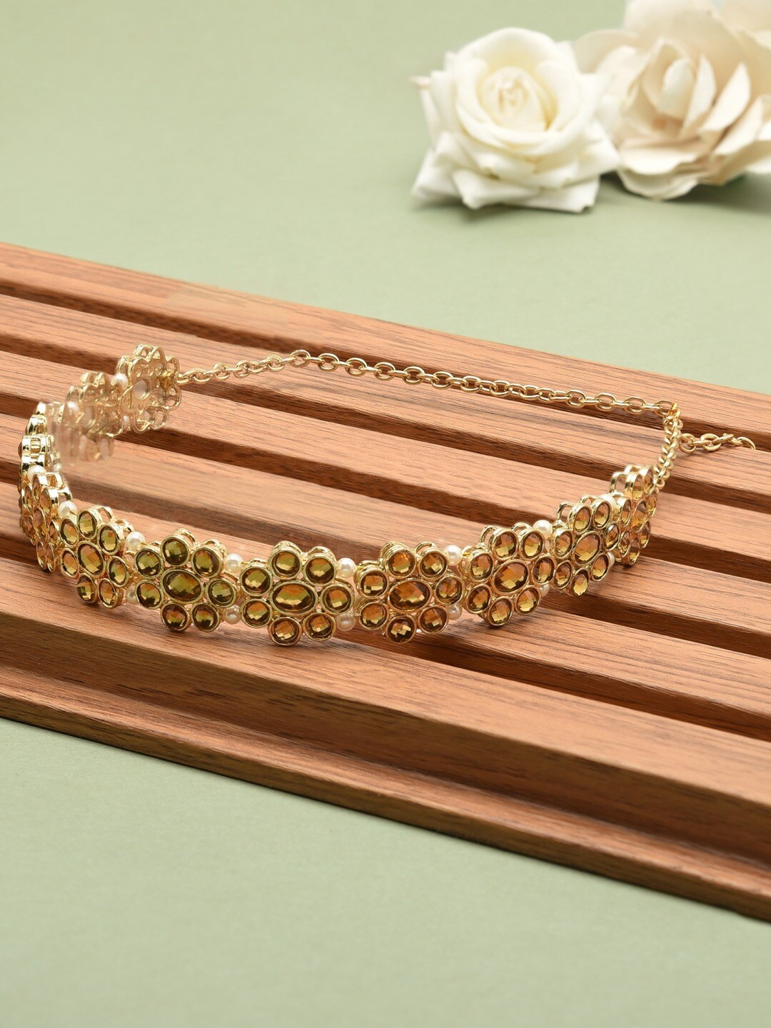 

Zaveri Pearls Women Gold-Toned & White Kundan & Pearls Studded Ethnic Head Chain