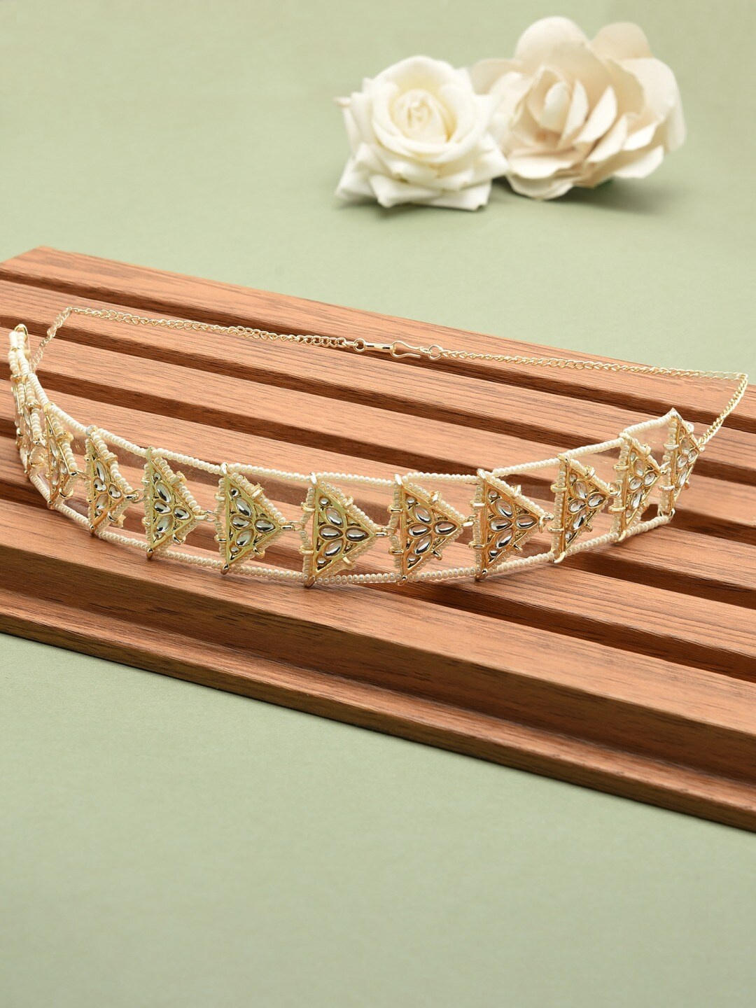 

Zaveri Pearls Women Gold-Toned & White Kundan & Pearls Studded Ethnic Head Chain