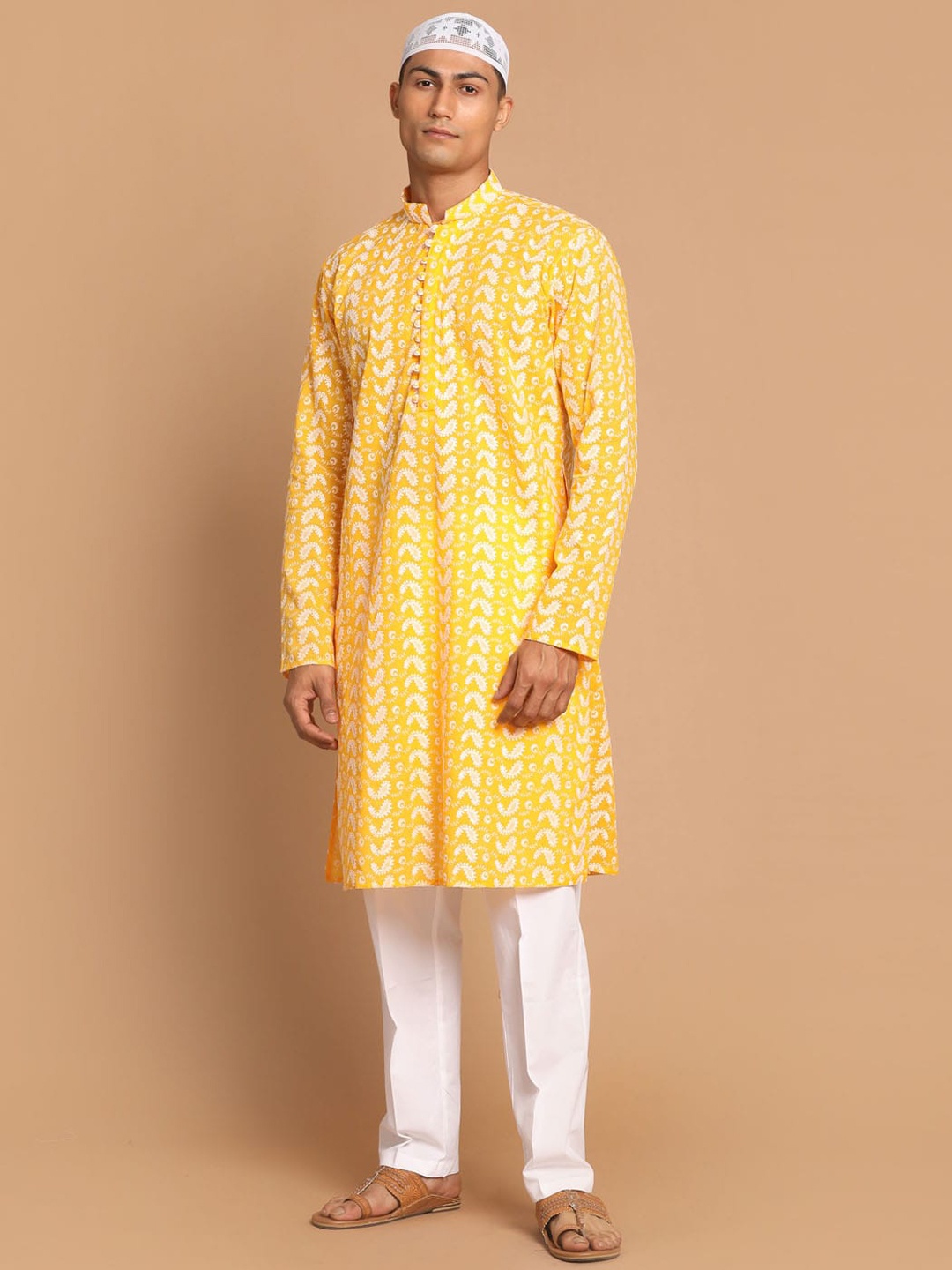 

VASTRAMAY Men Orange Paisley Embroidered Chikankari Pure Cotton Kurta with Trousers