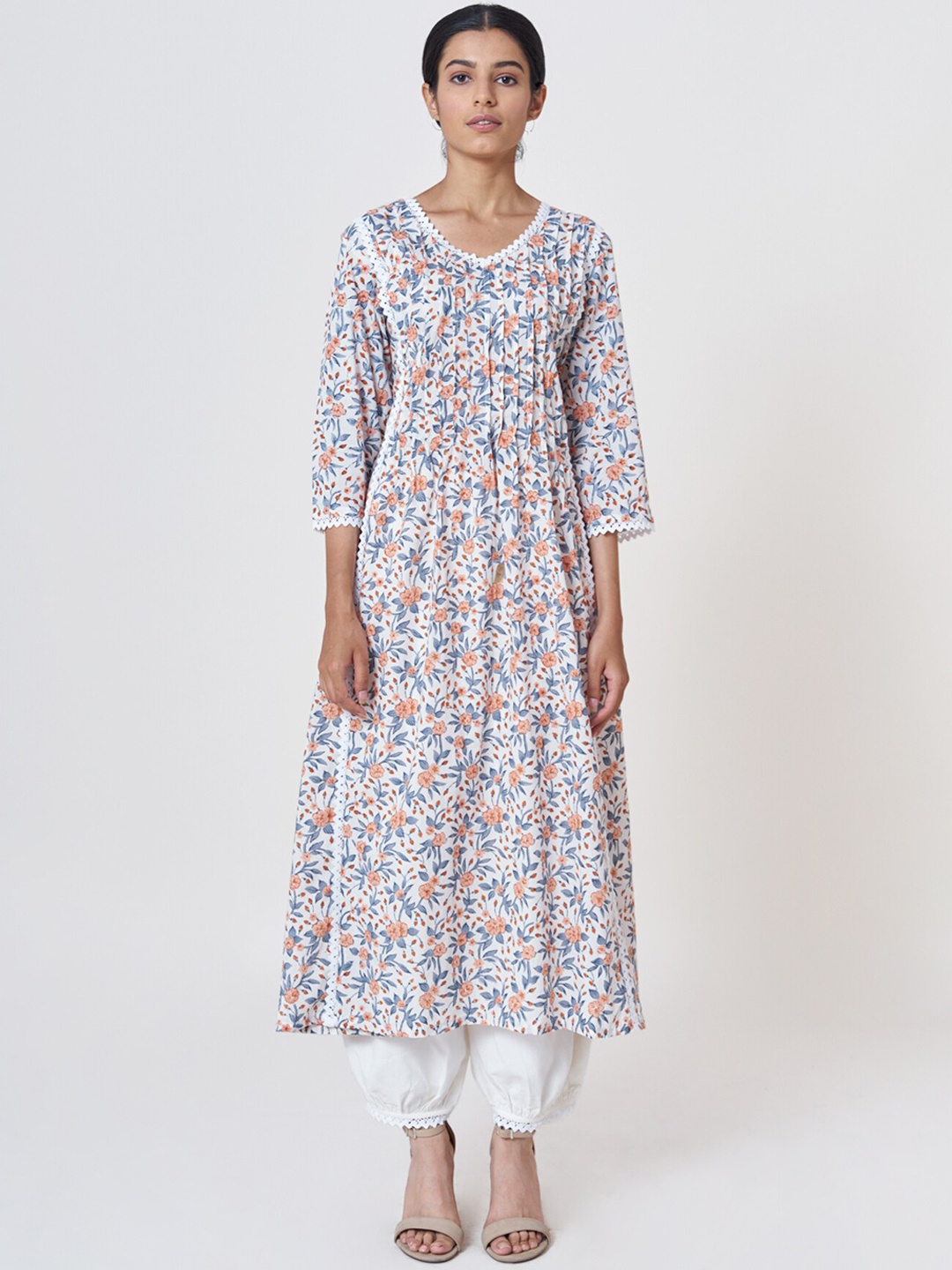 

SHRINKHLA Women White Floral Printed Panelled Pure Cotton Kurta with Palazzos