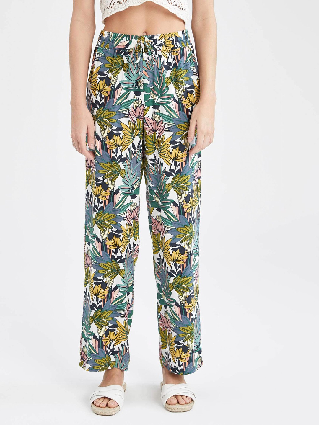 

DeFacto Women White Floral Printed Pleated Trousers