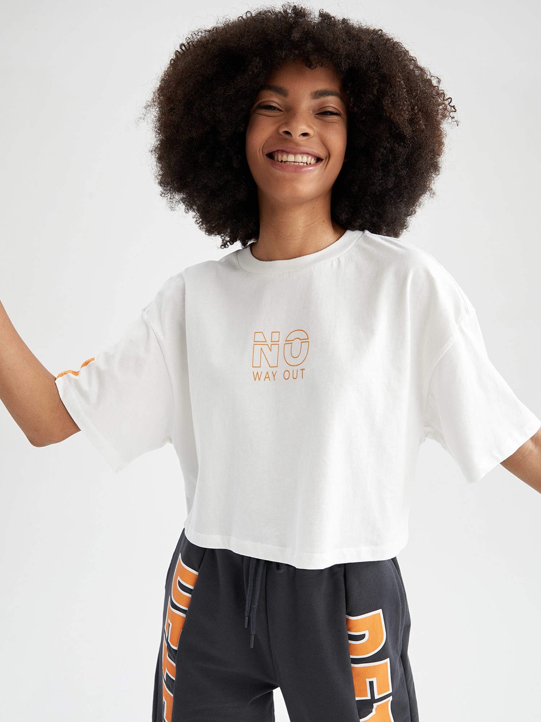 

DeFacto Women White Typography Printed Drop-Shoulder Sleeves Pure Cotton T-shirt