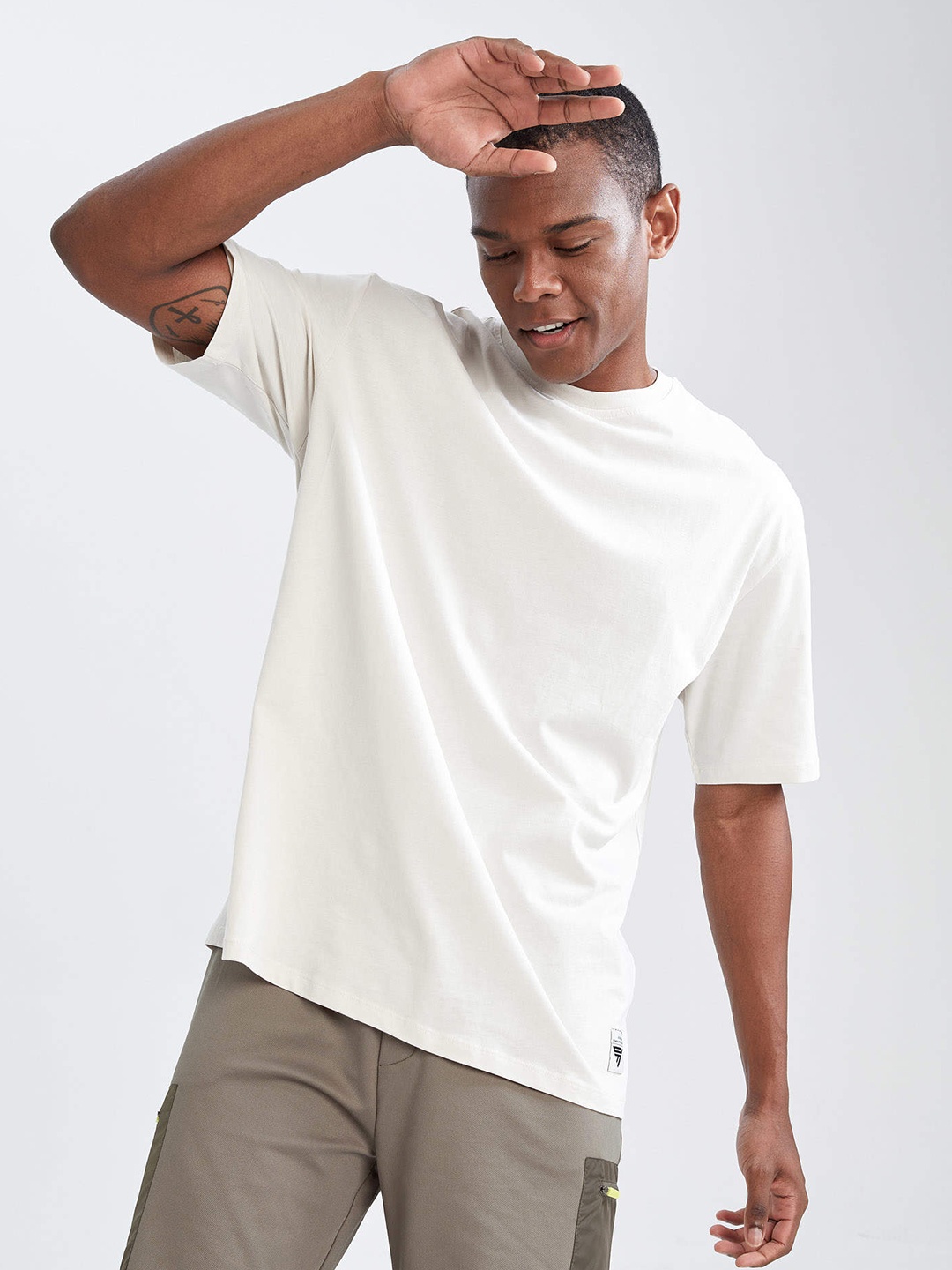 

DeFacto Men Off White Drop-Shoulder Sleeves Pure Cotton T-shirt
