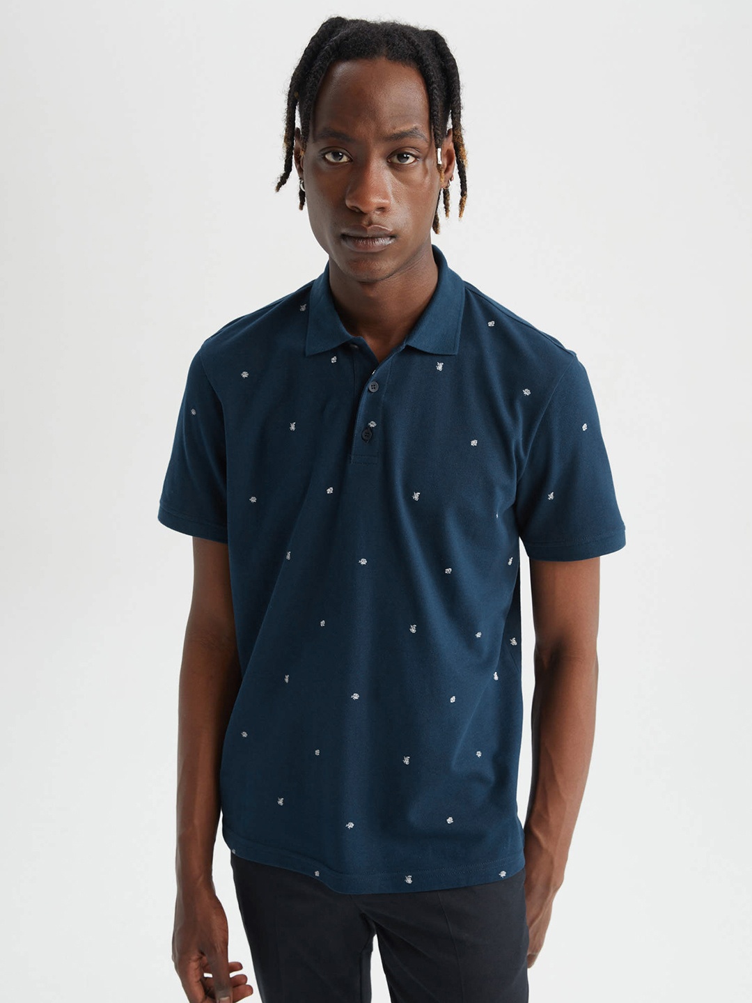 

DeFacto Men Navy Blue & White Floral Printed Polo Collar Pure Cotton T-shirt