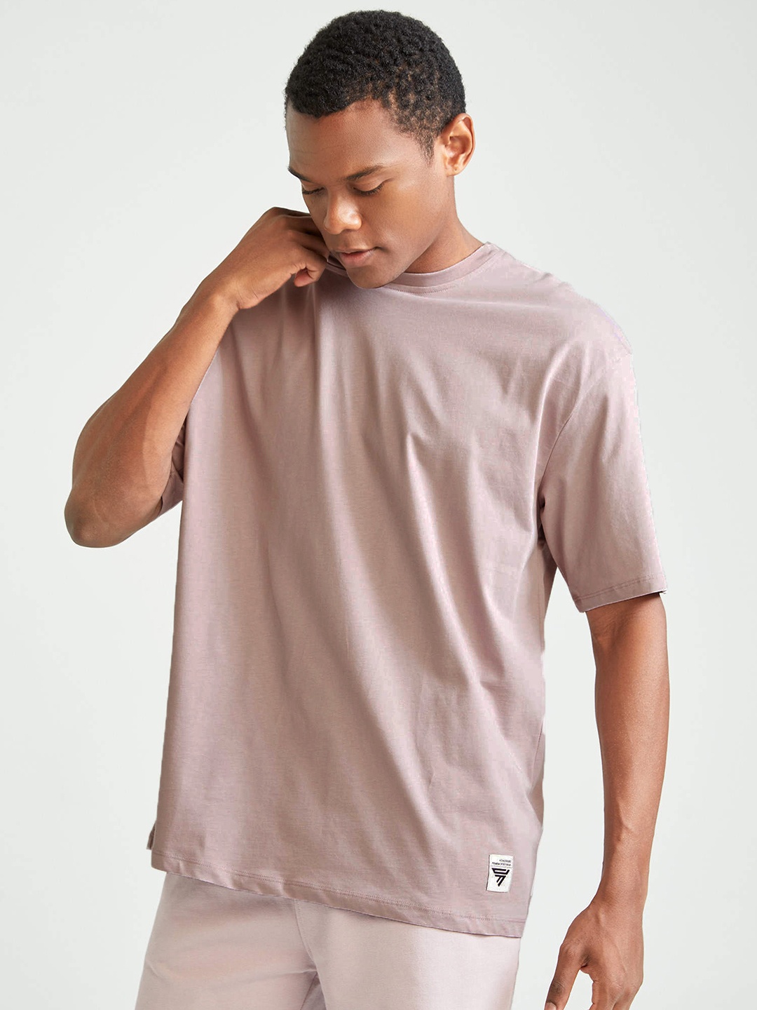 

DeFacto Men Mauve Drop-Shoulder Sleeves Pure Cotton T-shirt