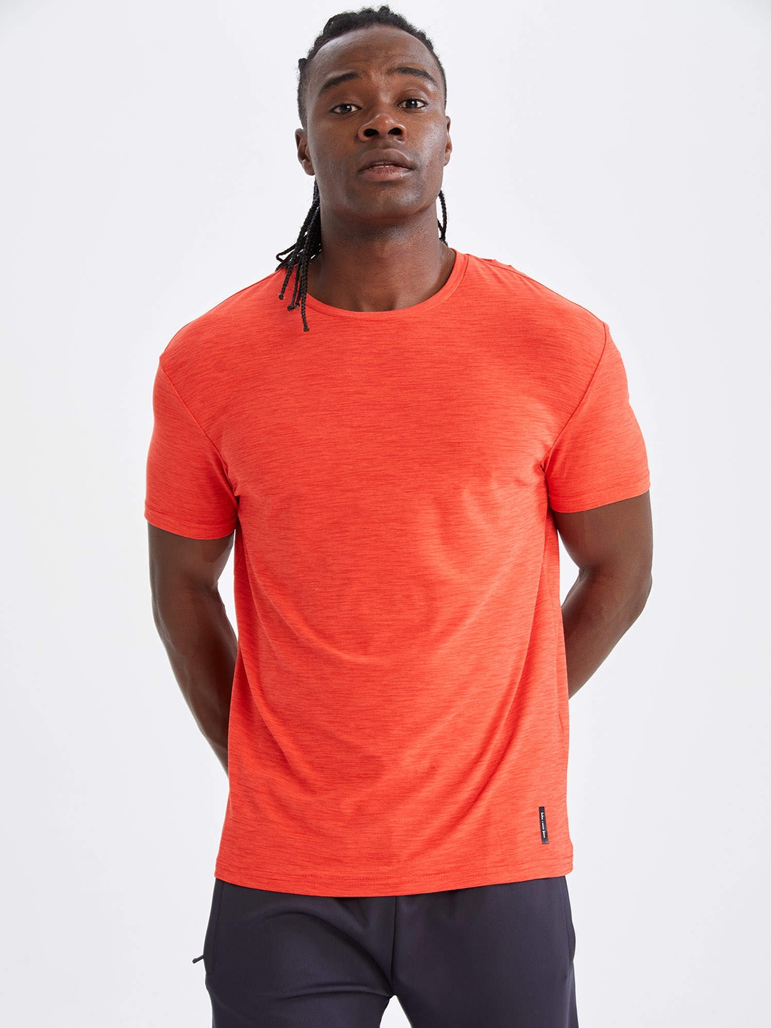 

DeFacto Men Red Solid T-shirt