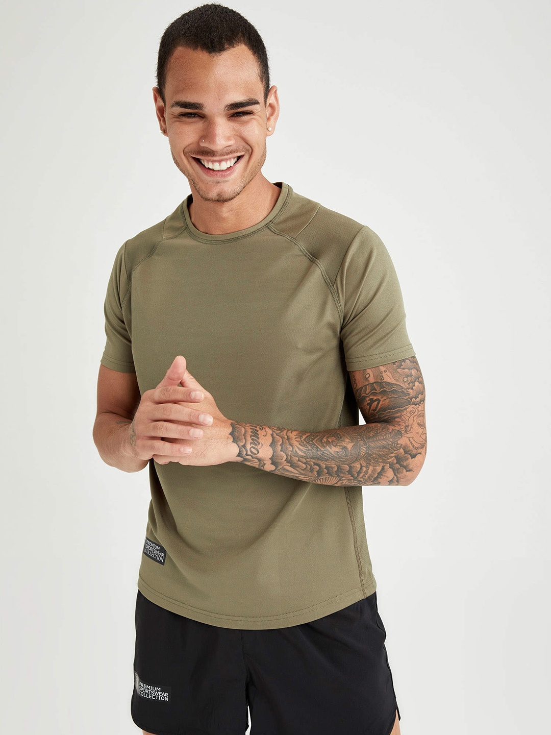 

DeFacto Men Olive Green Slim Fit T-shirt