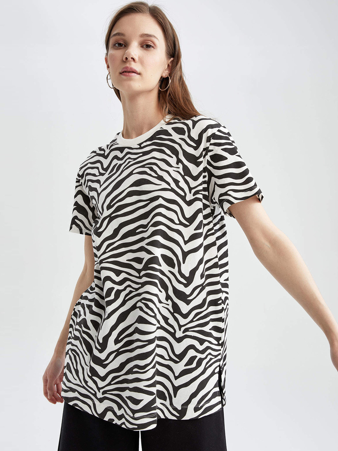 

DeFacto Women White & Black Printed Drop-Shoulder Sleeves Cotton T-shirt