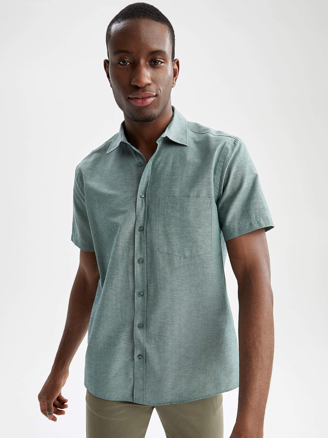 

DeFacto Men Green Solid Casual Shirt