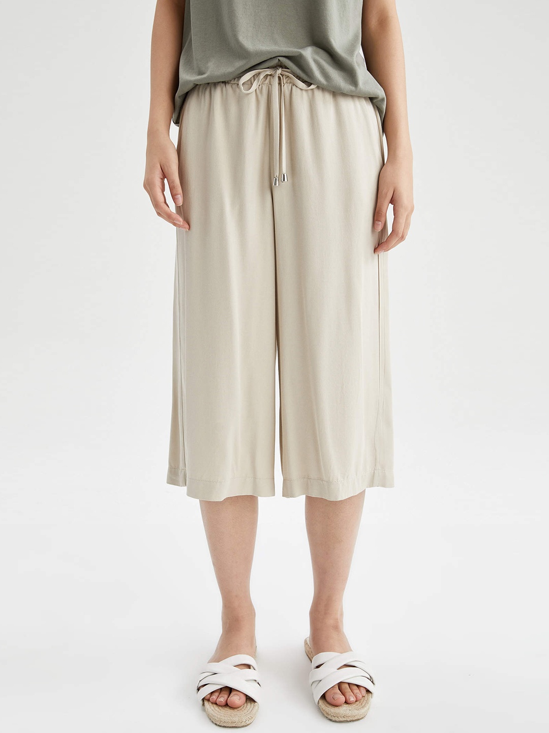 

DeFacto Women Taupe Solid Capris