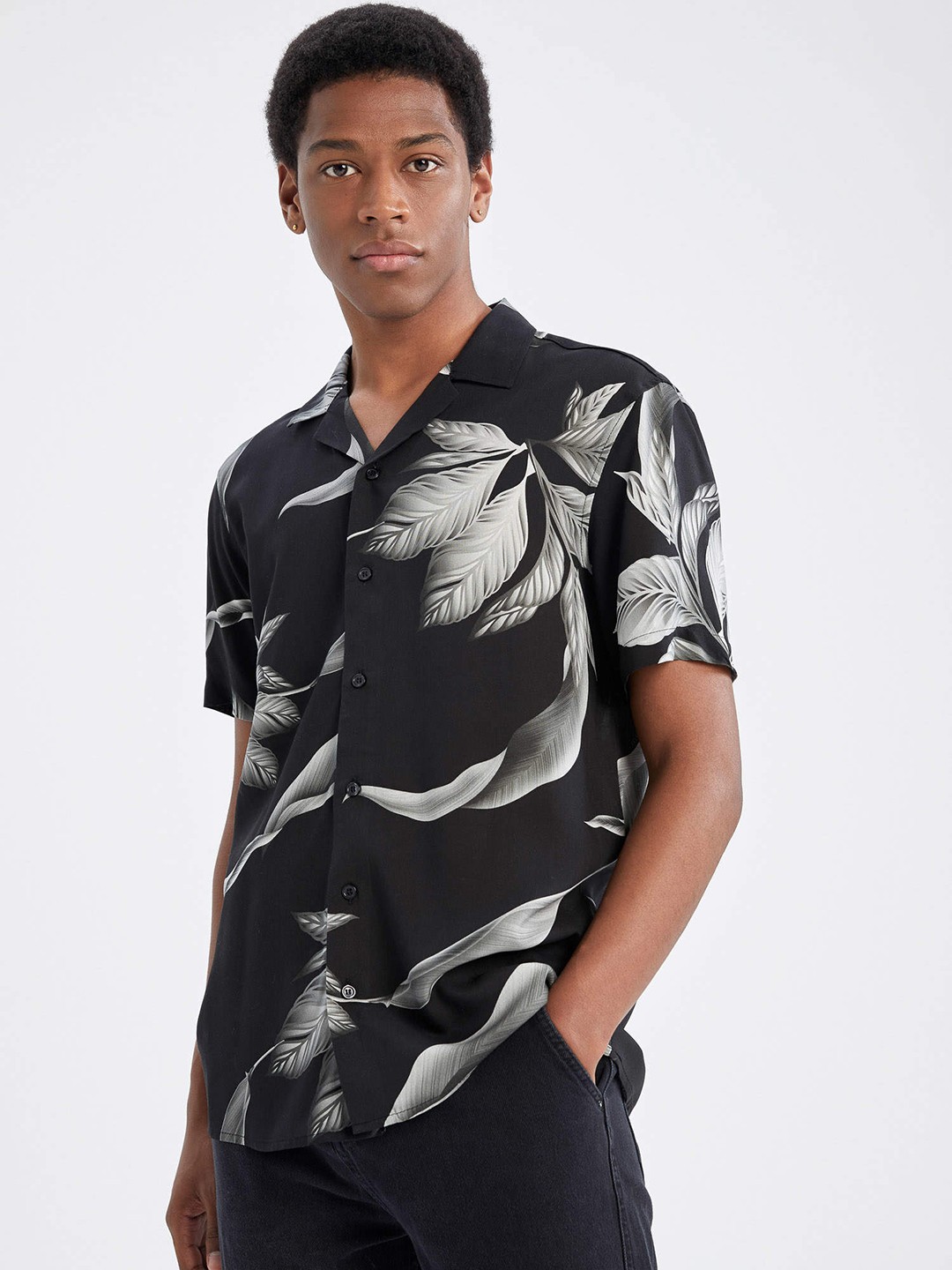 

DeFacto Men Black & Grey Floral Print Casual Shirt