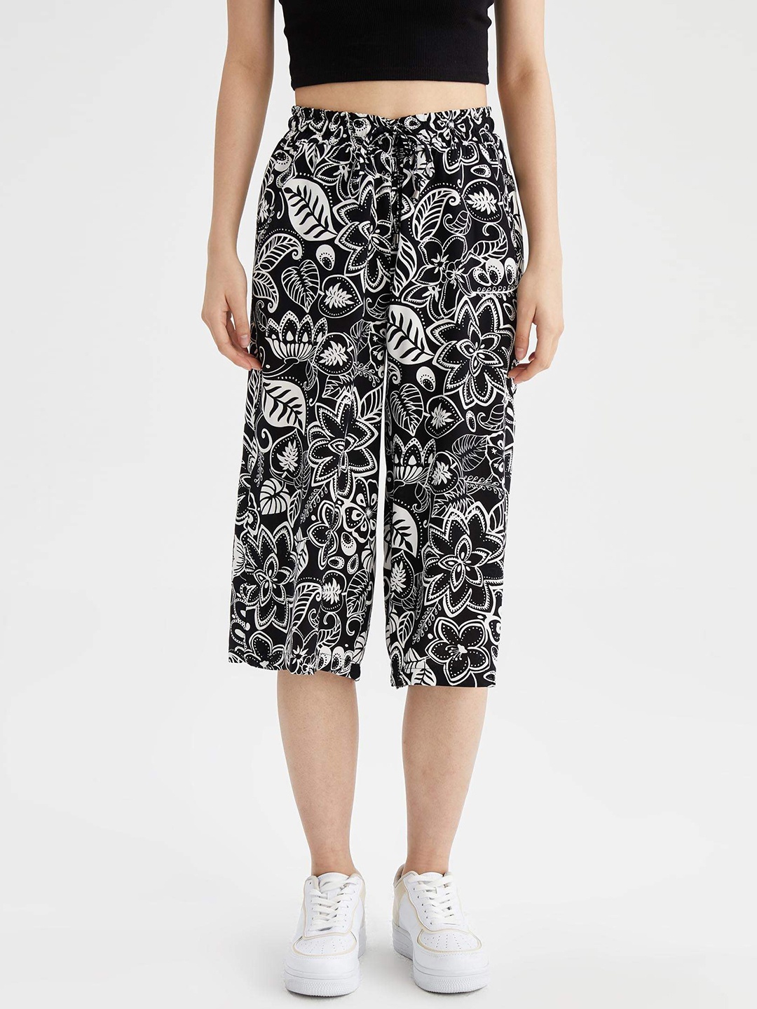 

DeFacto Women Black & White Floral Printed Capris