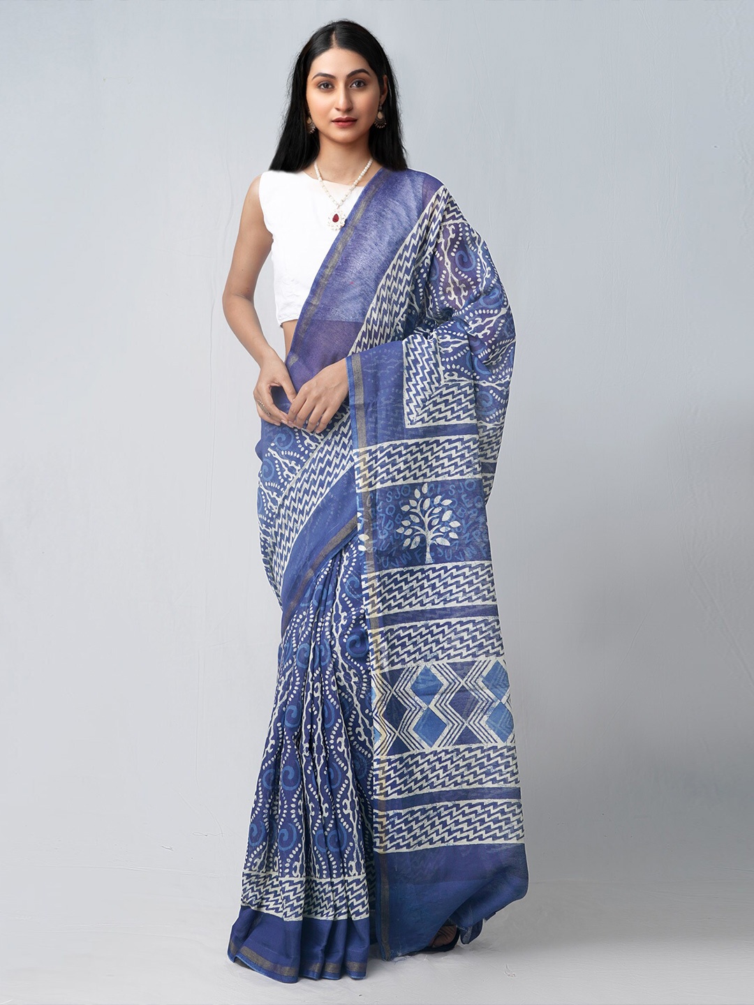 

Unnati Silks Navy Blue & White Batik Printed Silk Cotton Chanderi Saree