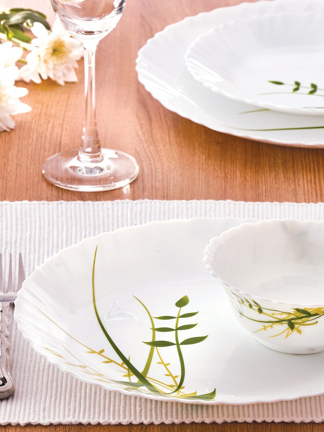 

Larah by BOROSIL White & Green 6 Pieces Printed Opalware Glossy Plates