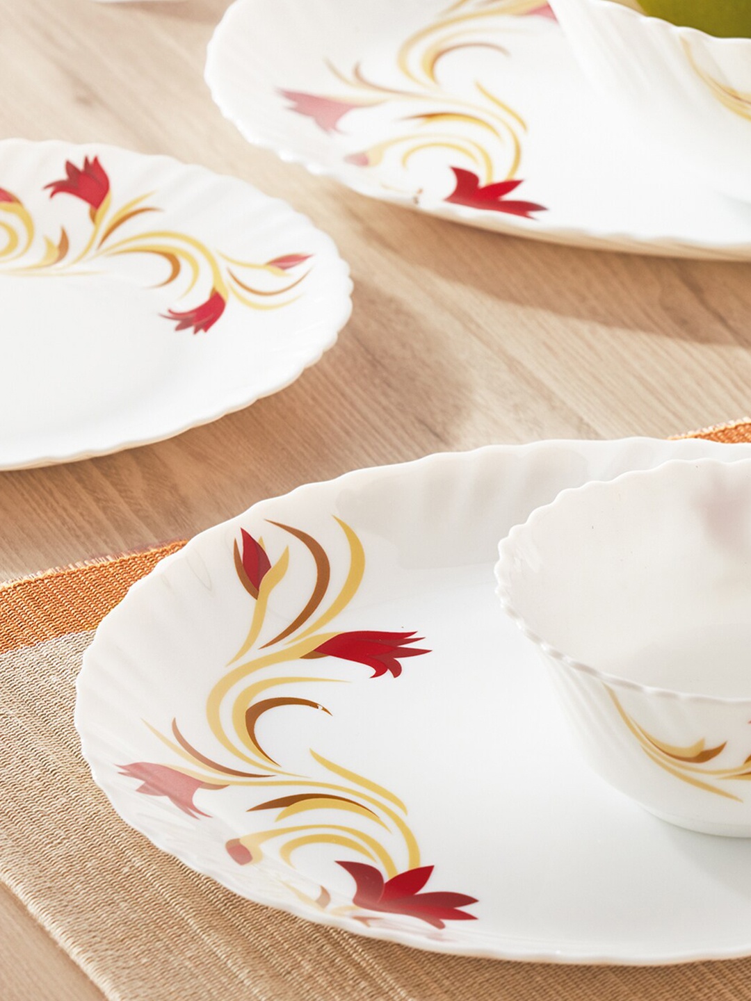 

Larah by BOROSIL White & Red 6 Pieces Floral Printed Opalware Glossy Plates