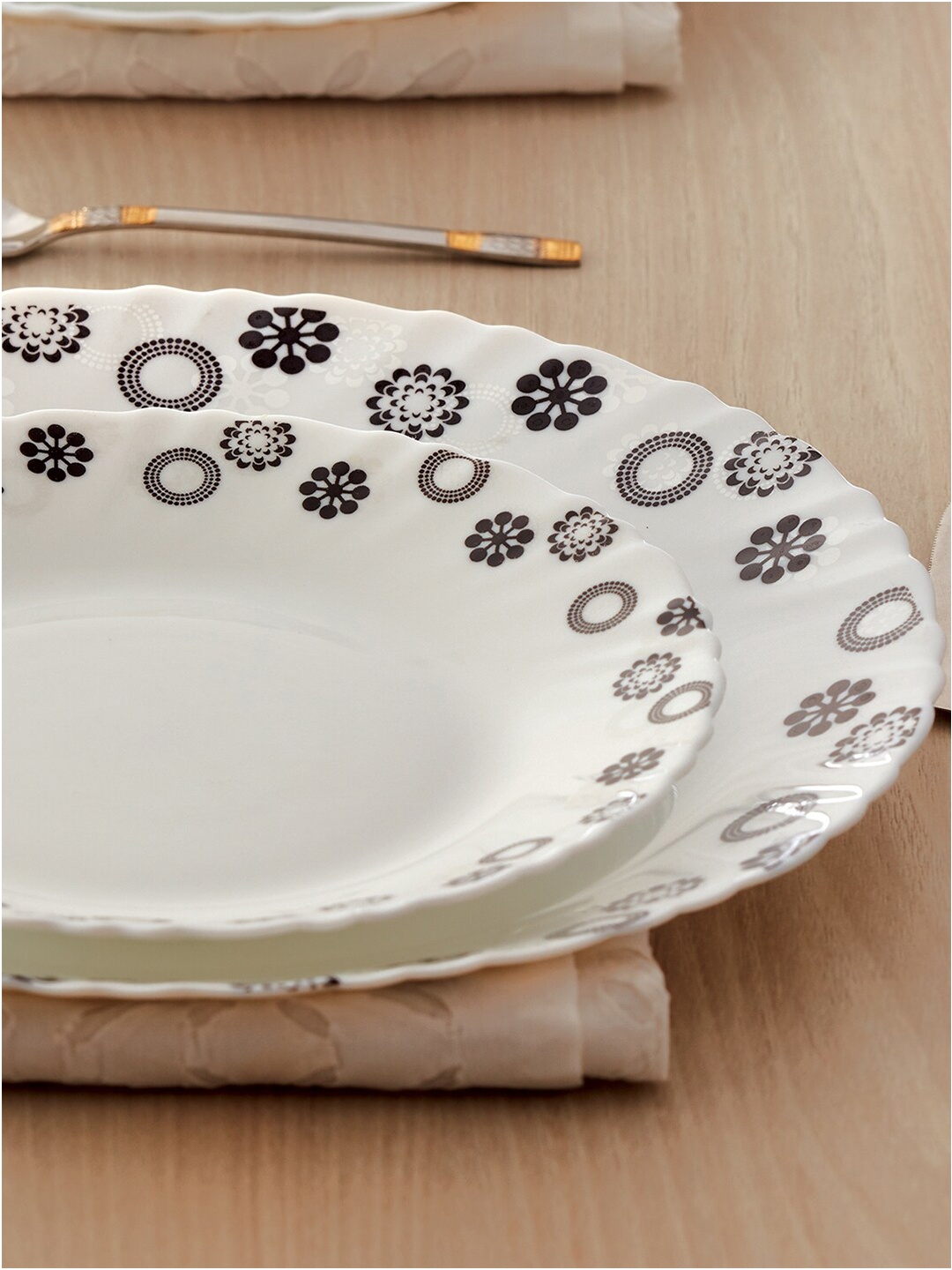 

Larah by BOROSIL White & Black 6 Pieces Floral Printed Opalware Glossy Plates