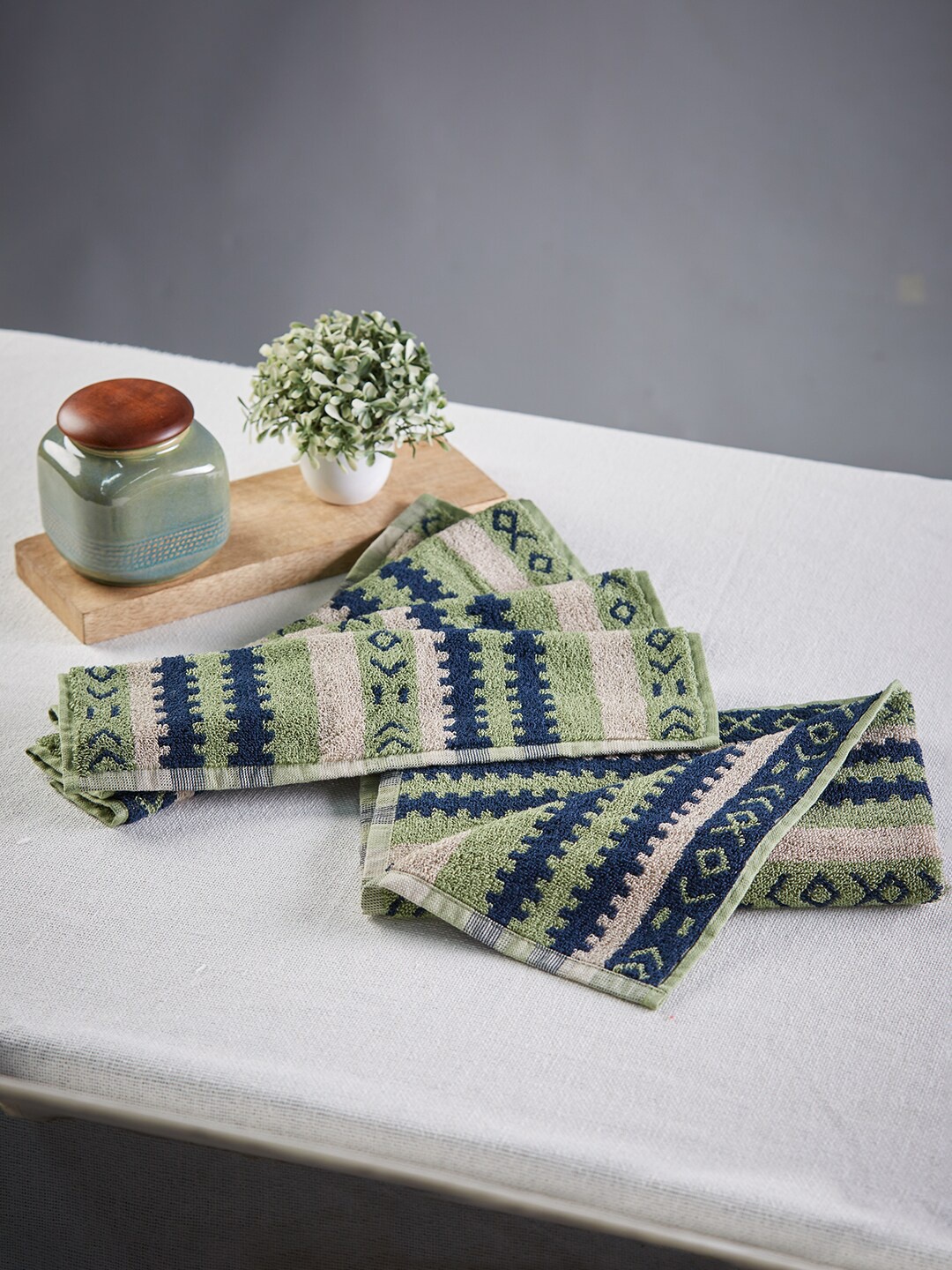 

Fabindia Navy Blue & Green Raina Cotton Woven Hand Towel