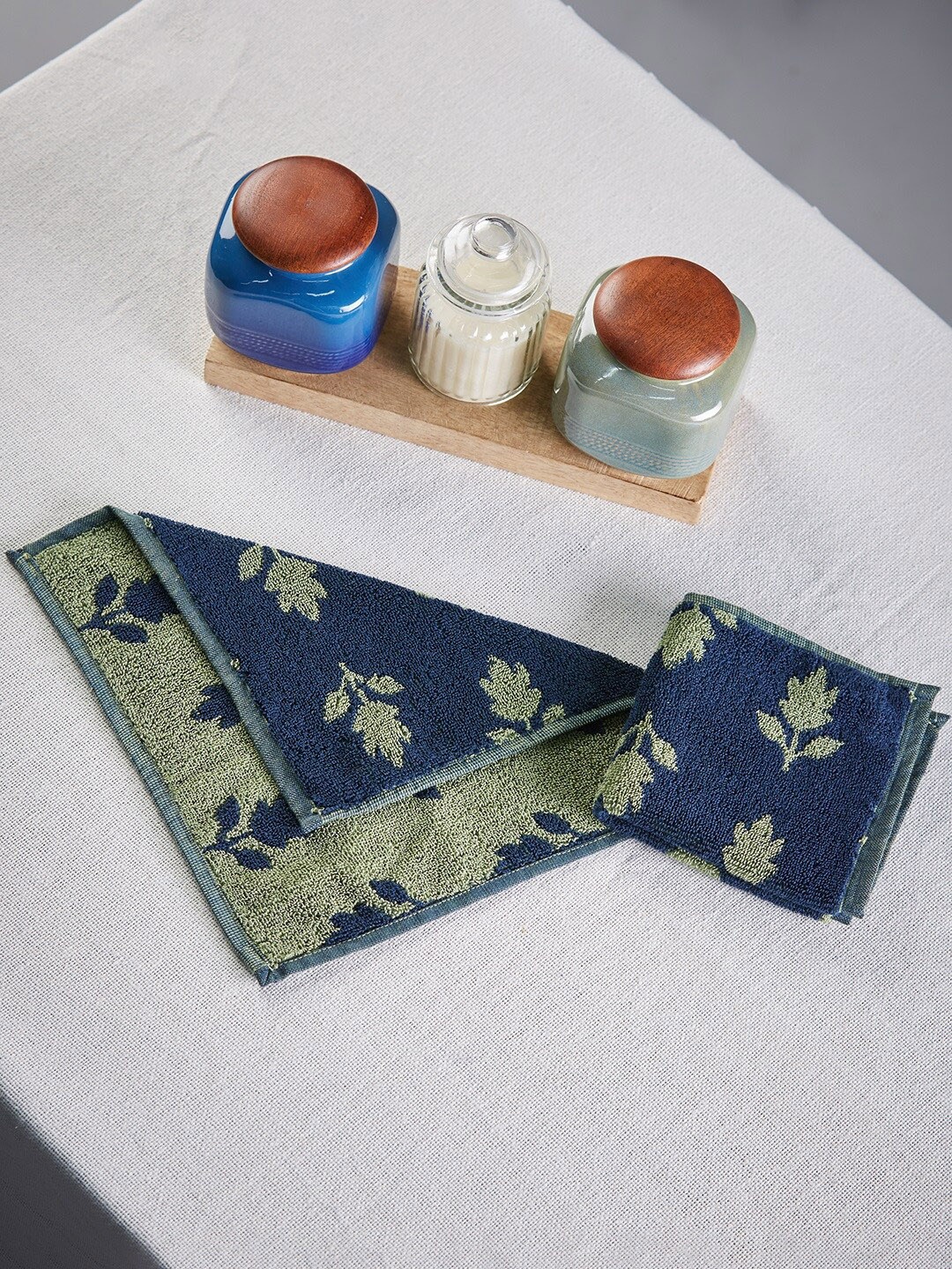 

Fabindia Teal Blue & Green Self-Design Cotton Woven Face Towel