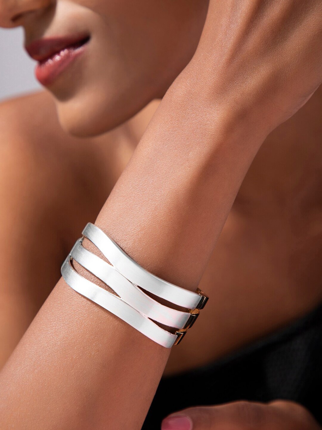 

TOKYO TALKIES X rubans FASHION ACCESSORIES Women Silver-Toned & Gold-Toned Handcrafted Silver-Plated Bracelet