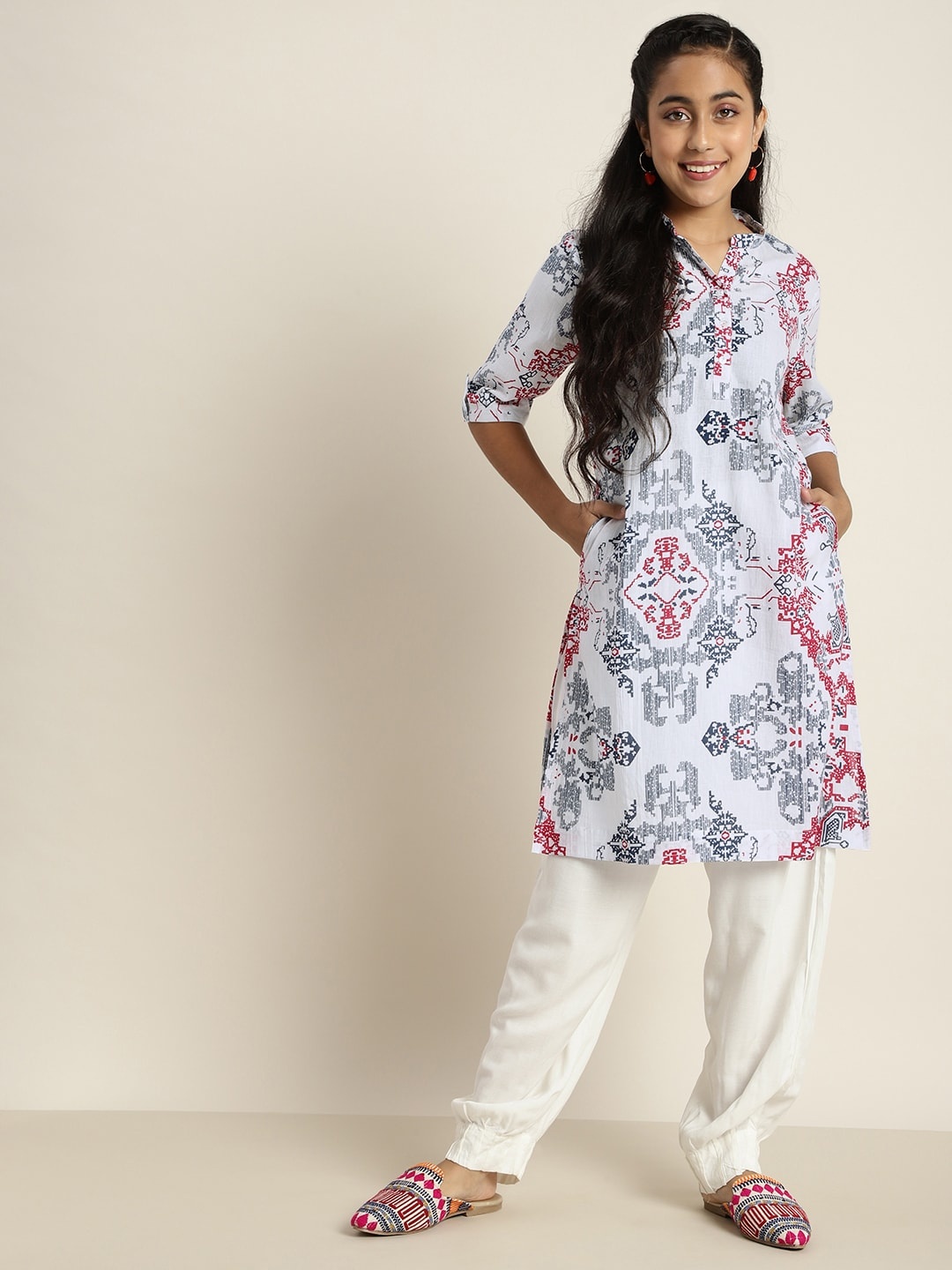 

Sangria Girls White & Navy Blue Ethnic Motifs Printed Kurta