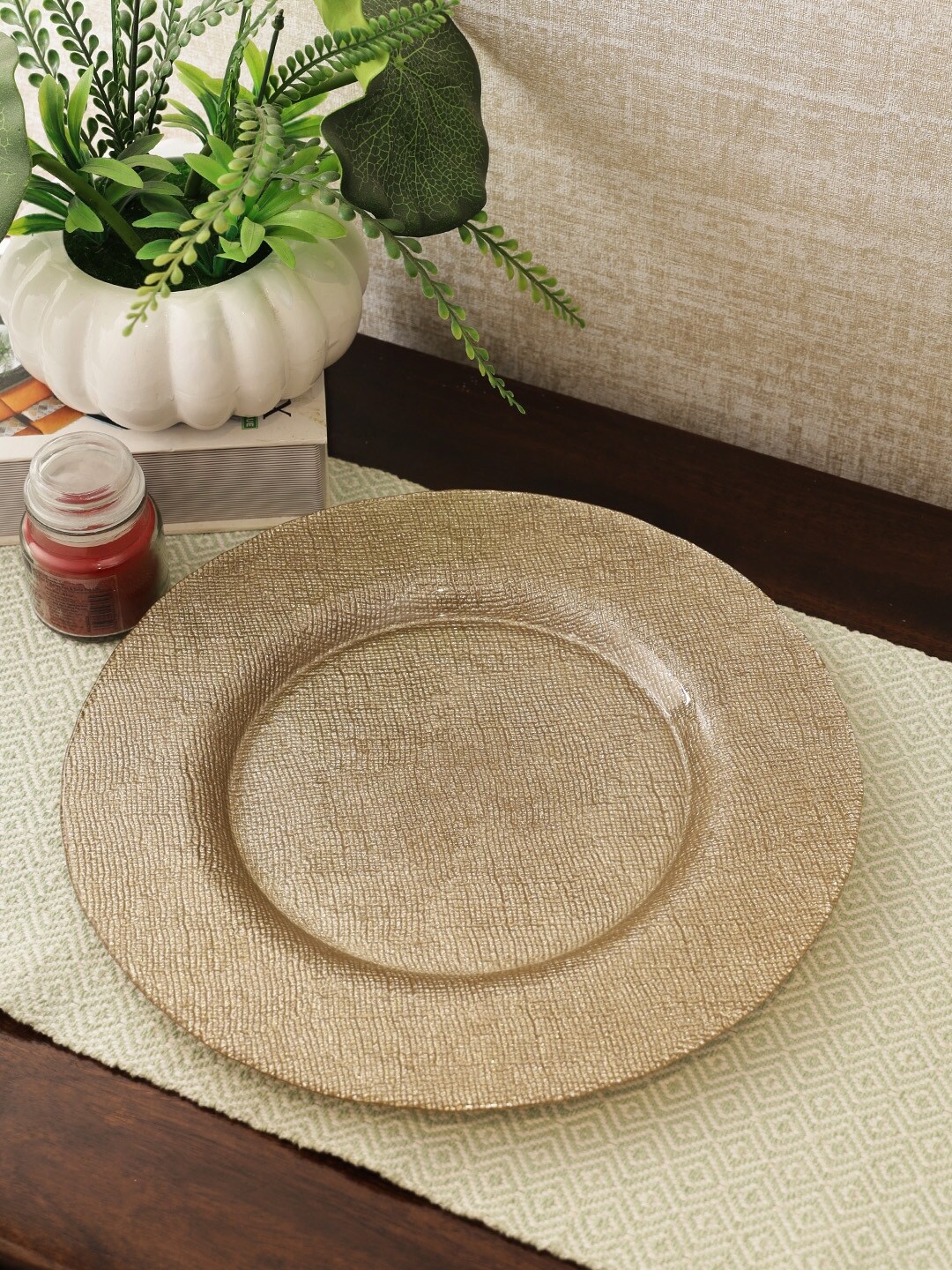 

HomeTown Beige 1 Piece Glass Glossy Plate
