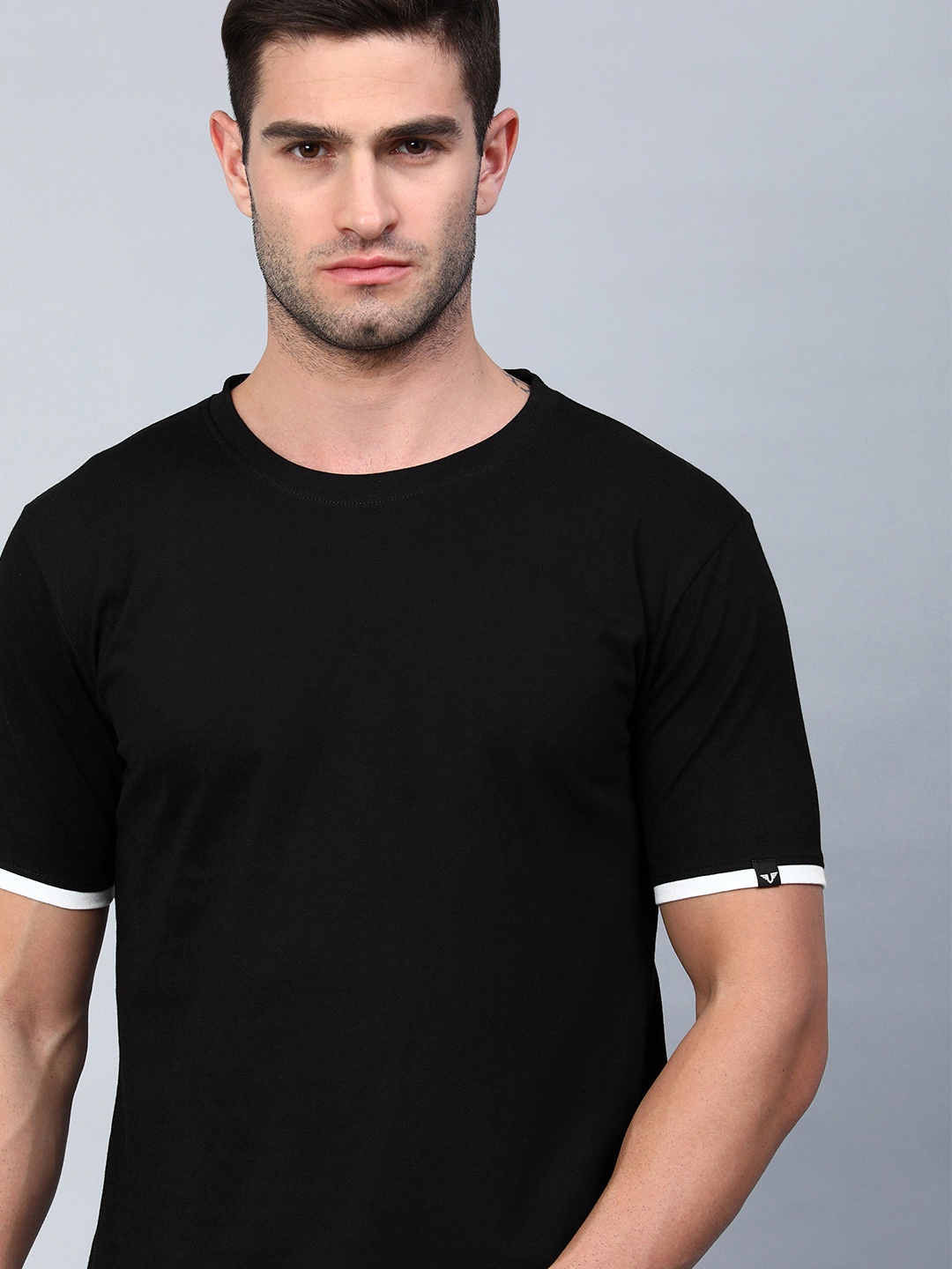 

UNSULLY Men Black Pure Cotton Solid T-shirt