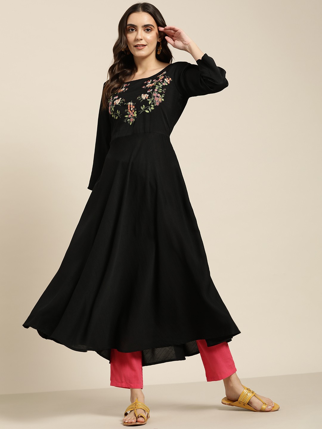 

Jompers Women Black & Green Embroidered Georgette Anarkali Kurta