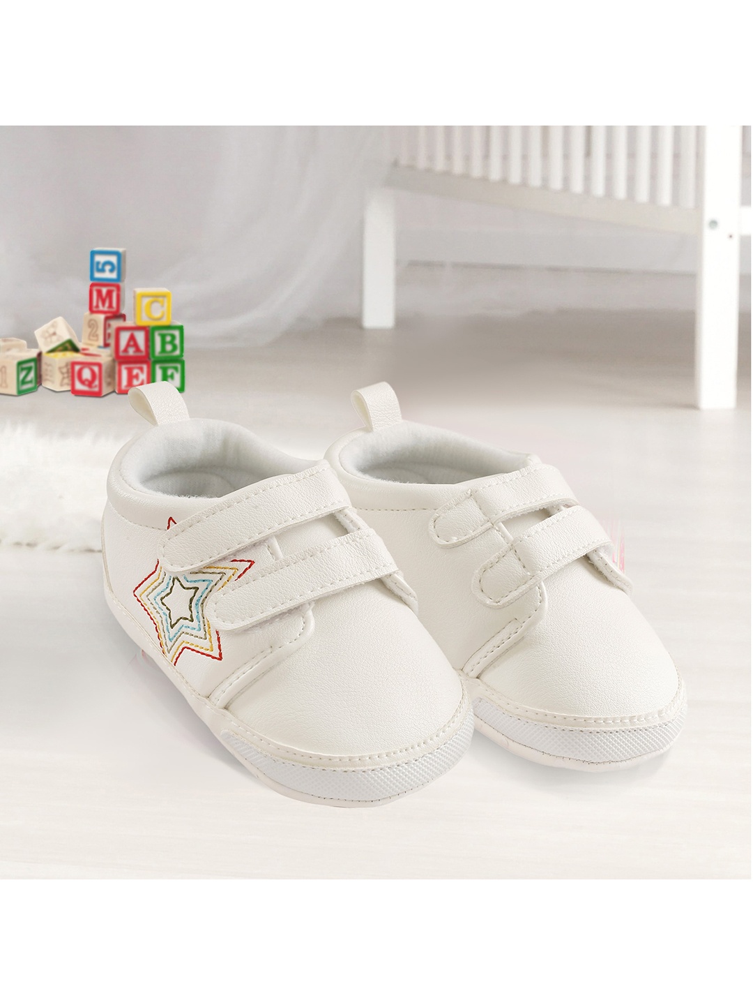 

Baby Moo Infants White Solid Casual Booties