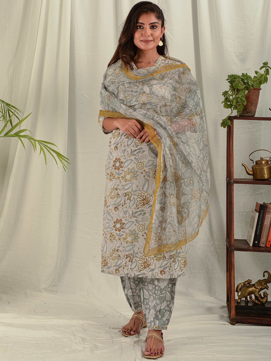 

House of Dhaaga Women Grey Floral Printed Block Print Kurta