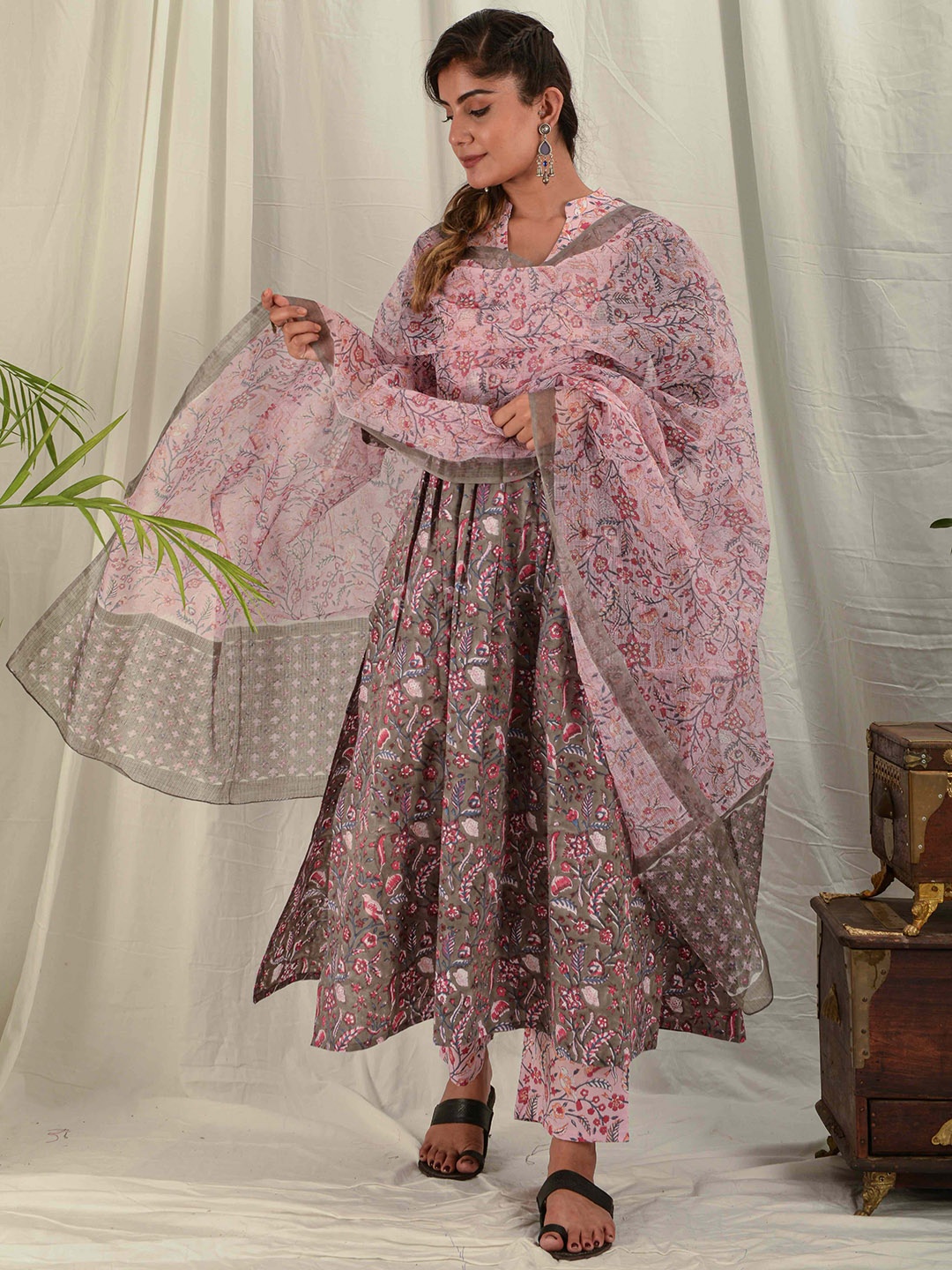 

House of Dhaaga Women Grey & Pink Floral Block Print Kurta
