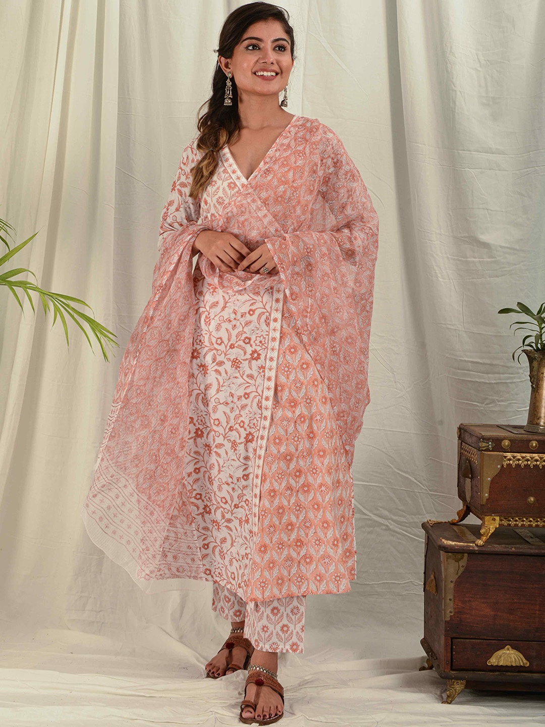 

House of Dhaaga Women Peach-Coloured & White Floral Printed Anarkali Kurta