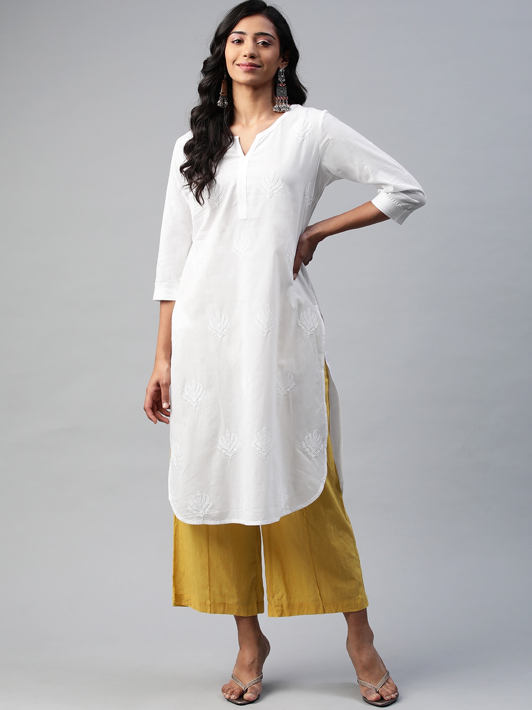

akheri Women White Floral Embroidered Chikankari Cotton Kurta