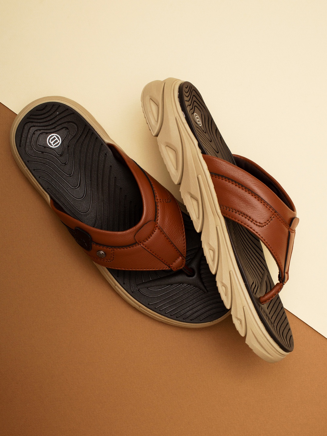 

Big Fox Men Tan & Black Thong Flip-Flops