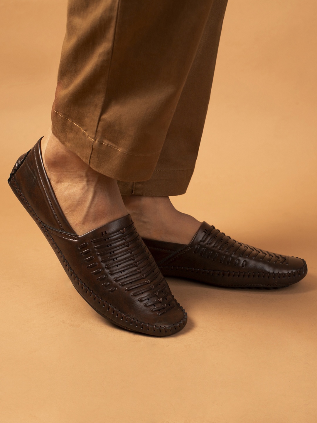 

Big Fox Men Brown Textured Loafers