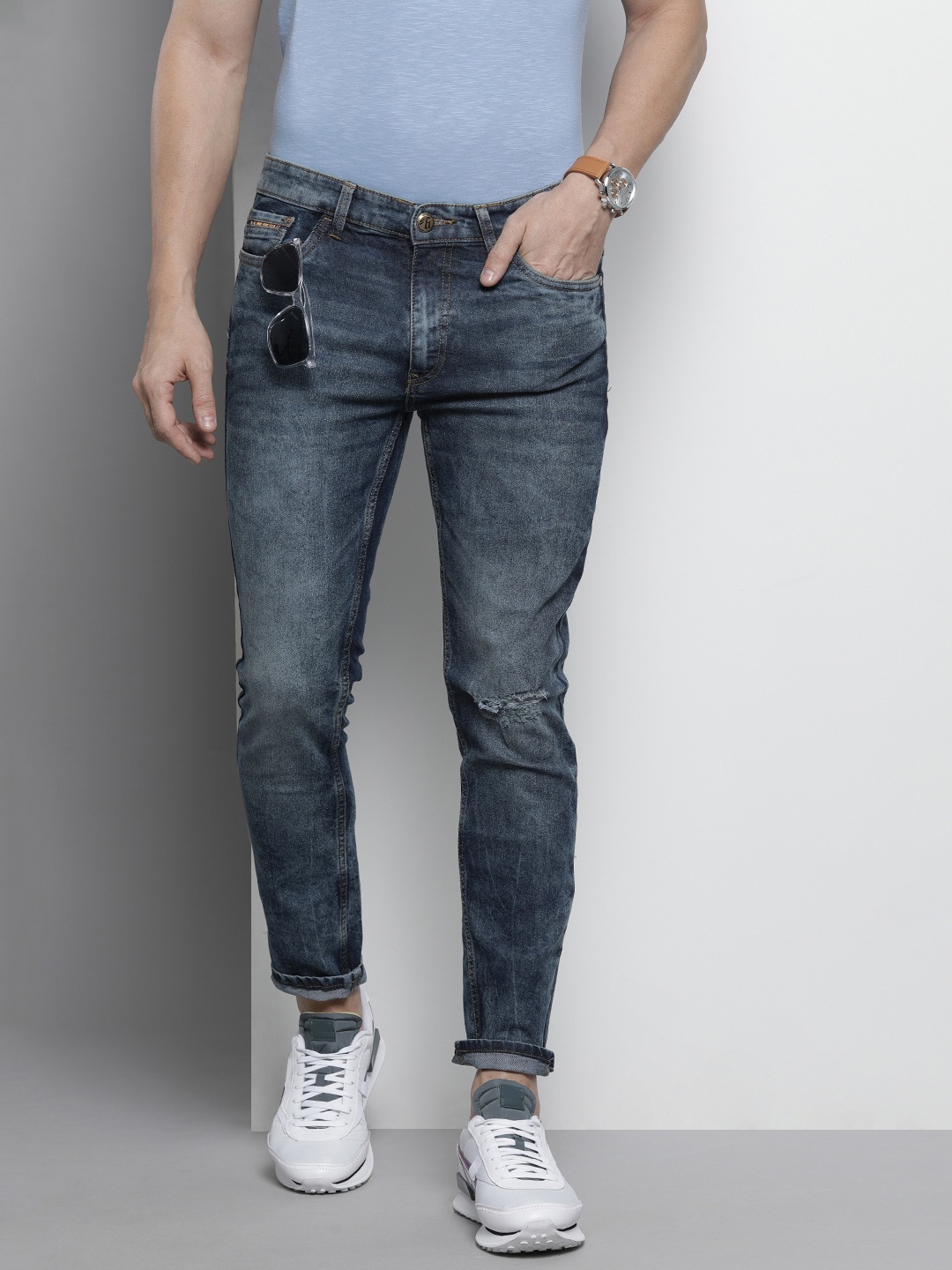 

The Indian Garage Co Men Blue Slim Fit Low Distress Light Fade Stretchable Jeans