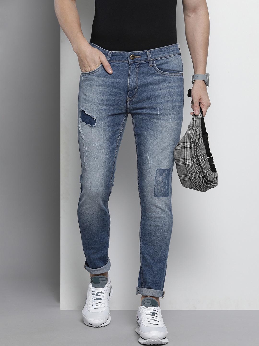 

The Indian Garage Co Men Blue Slim Fit Mildly Distressed Light Fade Applique Stretchable Jeans