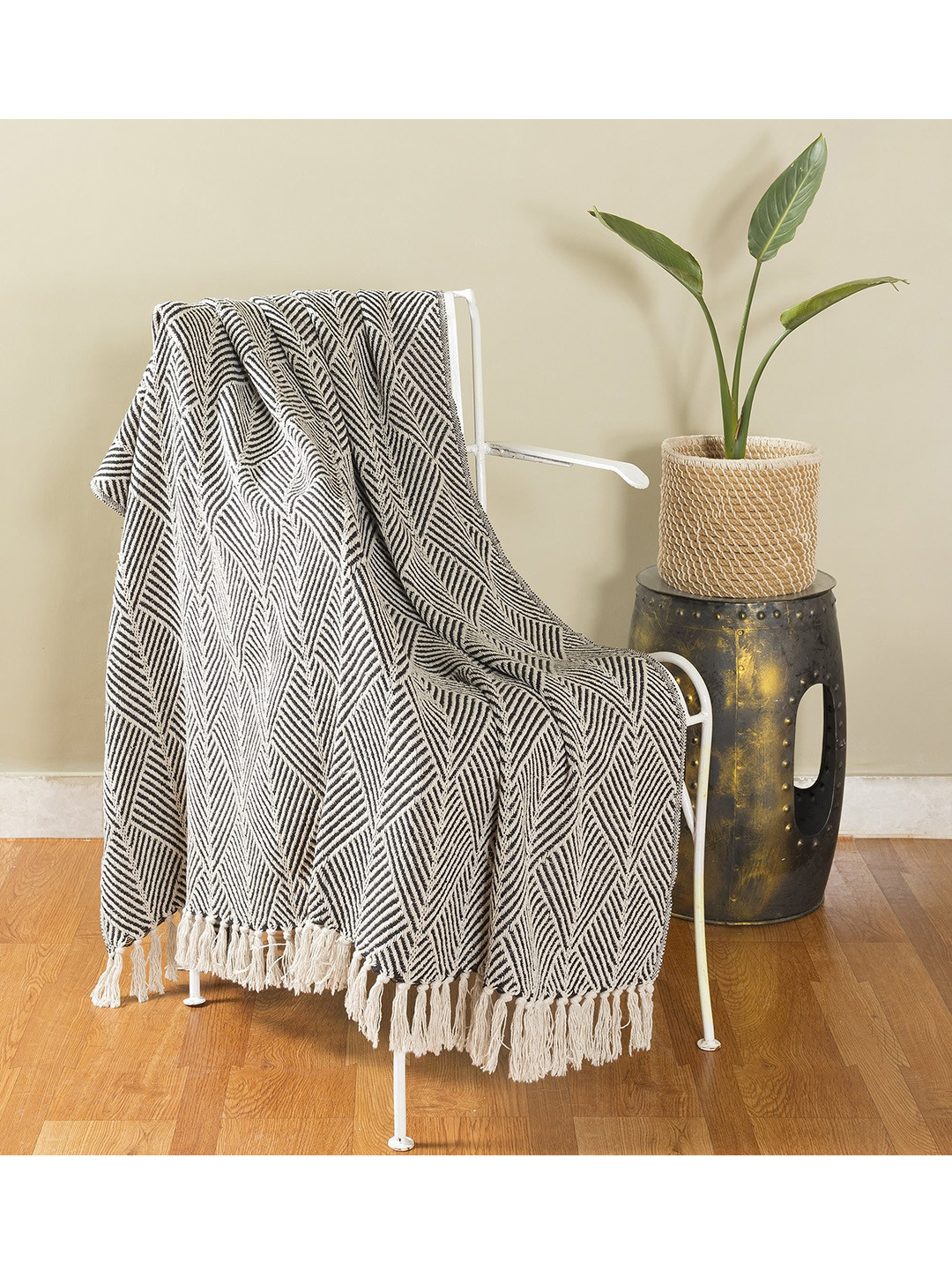 

HANDICRAFT PALACE Black & White Triangle Knitted Cotton Sofa Throws