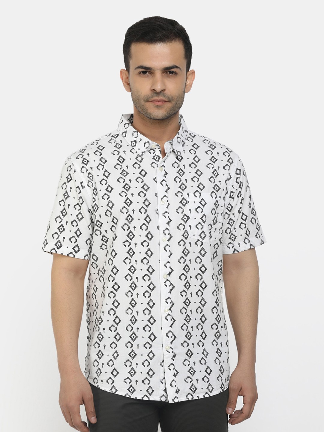 

Cherokee Men White & Black Classic Printed Casual Shirt