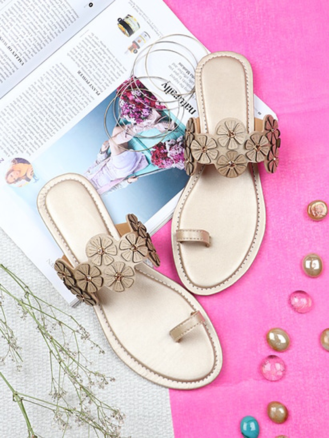 

THE WHITE POLE Women Gold-Toned Embellished Ethnic One Toe Flats
