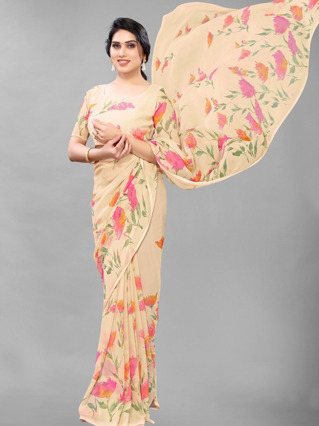 

PERFECTBLUE Cream-Coloured & Pink Floral Printed Saree