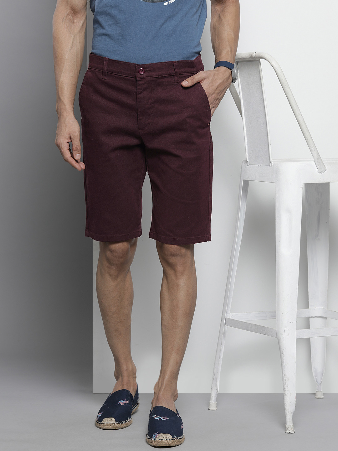 

The Indian Garage Co Men Burgundy Solid Slim Fit Denim Shorts