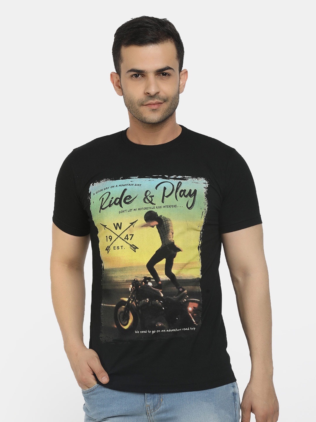 

V-Mart Men Black & Yellow Printed Slim Fit T-shirt