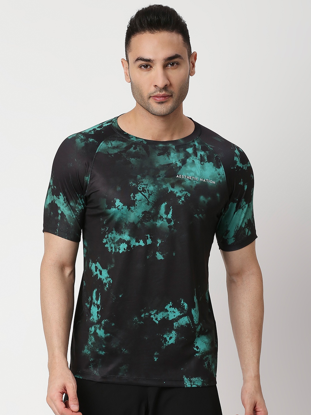 

AESTHETIC NATION Men Green & Black Tie and Dye Dri-FIT Sports T-shirt