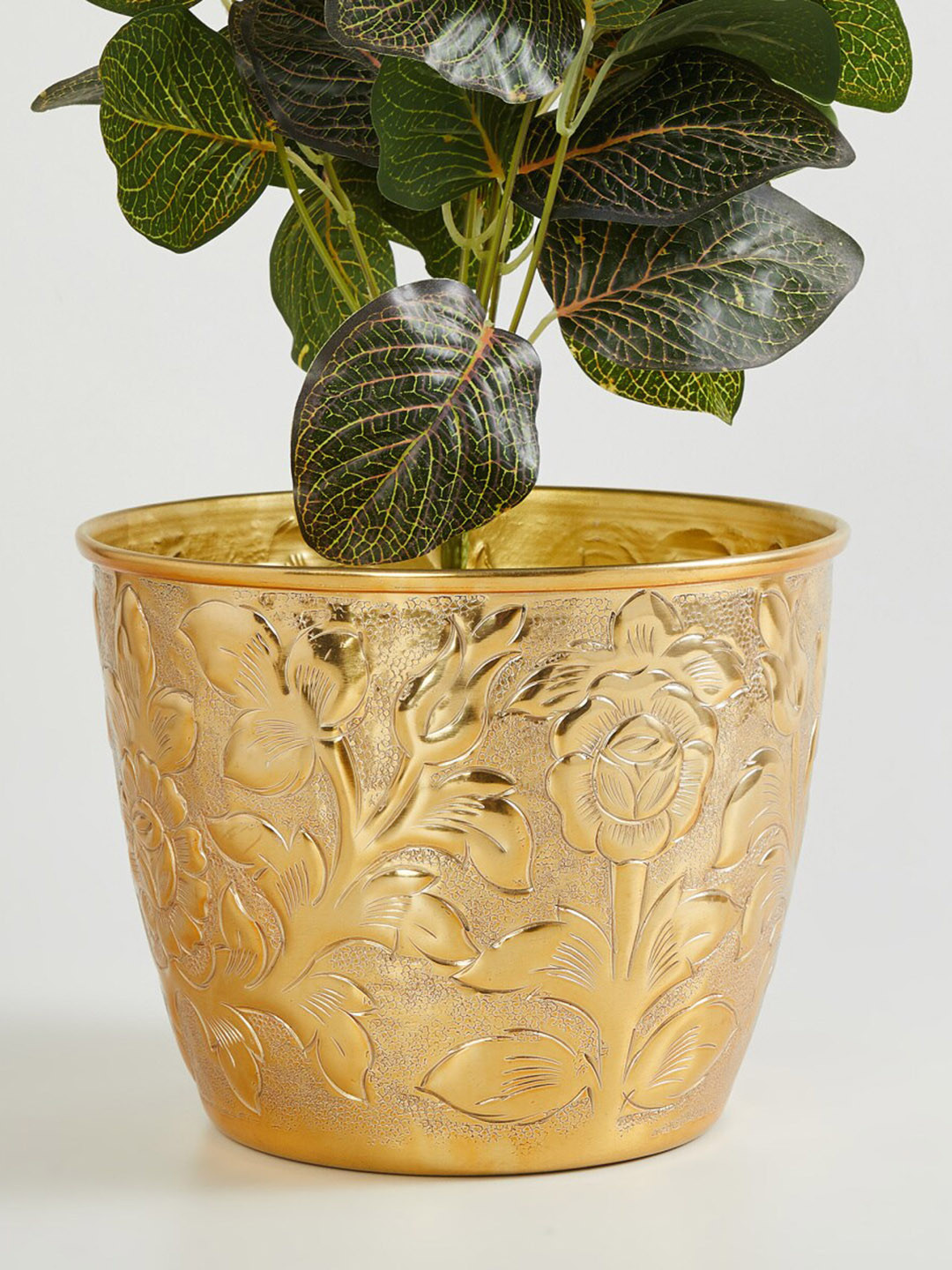 

Home Centre Golden Metal Medium Rose Pattern Floor Medium Planter, Gold